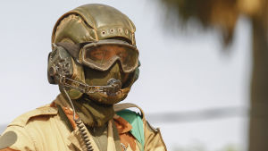 Fransk soldat i den erövrade staden Diabaly i mellersta Mali i januari 2013. Fransk soldat i Mali 2013.