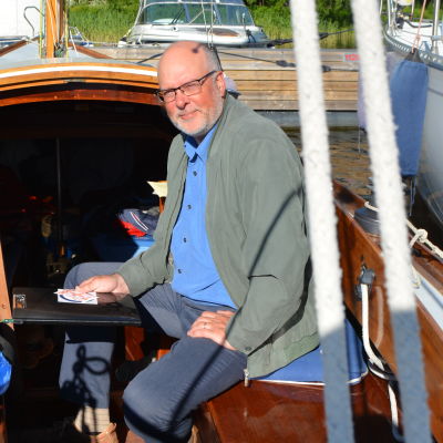 Hans Björkestam i en segelbåt