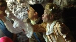 Samuel Karlsson och Alexandra Gustafsson skådespelar på Sveaborg. Samuel Karlsson och Alexandra Gustafsson skådespelar på Sveaborg.