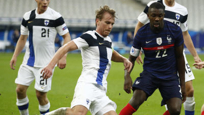 Rasmus Schüller med bollen i en landskamp mot Frankrike.