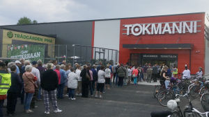 Det var stort intresse för Tokmannis butik i Ekenäs när den öppnade. Människor står i kö utanför en butik som snart ska öppna för första gången.