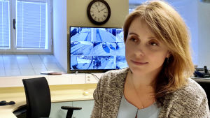 Olesja Golenko. I bakgrunden en påminnelse om att ett barnhem och dagcenter för utsatta barn och ungdomar ibland har problem med aggressivt beteende. "Barnen behöver stabilitet och trygghet." Socialarbetaren Olesja Golenko i sitt kontor på Bethelkyrkans socialcenter i Tallinn.