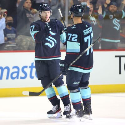 Joonas Donskoi firar mål med Morgan Geekie.