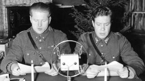 Pekka Tiilikainen ja Oke Tuuri lukevat uutisia jouluna 1941 Äänislinnassa. Jatkosota. Aunuksen radio. Vänrikki Pekka Tiilikainen ja TK-mies Oke Tuuri lukevat uutisia jouluna 1941 Äänislinnassa.