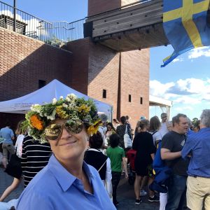 Visit Sweden lockar matturister Visit Swedens representant på midsommarfest i New York, med blommor i håret förstås.