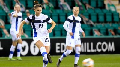 Natalia Kuikka passar bollen.