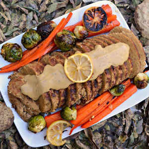 Vegansk färs av seitan med brysselkål och morötter. 