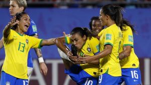 Sista chansen för Marta och Brasilien? Marta firar karriärens 17:e VM-mål i segernatchen mot Italien i VM 2019.