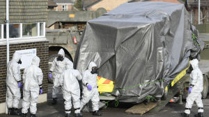 På lördagen flyttade militärer i skyddsdräkt bort den ambulans som Skripal och hans dotter transporterades i. På lördagen flyttade militärer i skyddsdräkt bort den ambulans som Skripal och hans dotter transporterades i.
