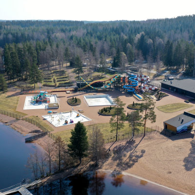 Vesipuisto Tykkimäki Aquapark Käyrälammen rannassa ilmasta nähtynä