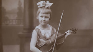 Tuleva operettitähti Hilkka Kinnunen rusettipäisenä pikkutyttönä viulu ja jousi käsissään valokuvassa vuodelta 1931.