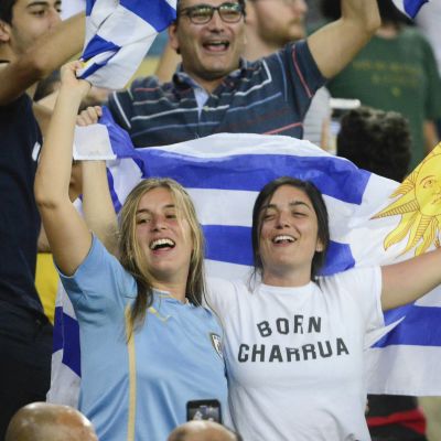 Uruguays fans jublar efter Uruguays segermål över Chile.