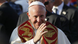 Påven Franciskus besöker Armenien klädd i vitt och rött med gulddetaljer.
