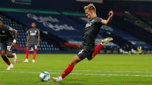 Marcus Forss har gjort mål för Brentford i ligacupen. Marcus Forss skjuter in en straff.