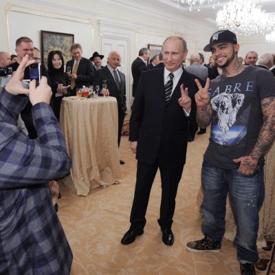 Rap-artisten Timati poserar med Vladimir Putin inför presidentvalet 2012