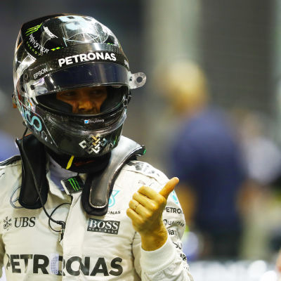 Nico Rosberg ger tummen upp efter tidskvalet i Singapore.