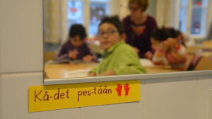 Kiilan koulu fungerar normalt för de elever och lärare som inte varit exponerade. Bilden är en arkivbild från tiden före coronapandemin. skylt som visar att barnen ska tvätta händerna