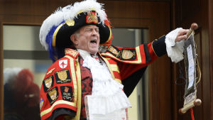 En inofficiell budbärare skanderade glädjebudskapet utanför sjukhuset på lördagsmorgonen. En budbärare meddelade högtidligt om den nya prinsessans födsel utanför St Marys sjukhus i London den 2 april 2015.
