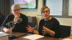 Lantrtåd Katrin Sjögren, liberal, och kansliminister Nina Fellman, socialdemokrat. Lantrådet Katrin Sjögren (liberal) och kansliminister Nina Fellman (socialdemokrat) är nöjda med förslaget.