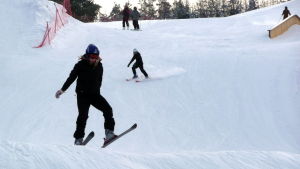 Det ska tillverkas cirka 13 000 kubikmeter snö innan Öjberget i Vasa kan öppna. Arkivbild. slalomåkare