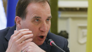 - Vi måste sänka standarden för att kunna hysa alla som kommer. Till och med tält kan bli aktuellt, varnade Stefan Löfven idag. Sveriges statsminister Stefan Löfvén under en presskonferens i Kiev 11.3.2015.