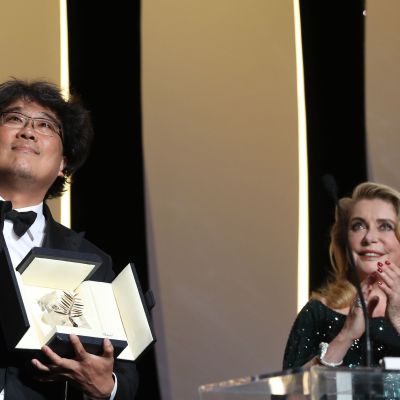 Den sydkoreanska regissören Bong Joon-Ho firar sitt pris för filmen Parasite (Gisaengchung) i Cannes tillsammans med den franska skådespelerskan Catherine Deneuve.