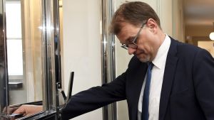 Statsminister Juha Sipilä och riksdagsledamoten i Centerns grupprum i riksdagen den 8 mars 2019. Juha Sipilä.