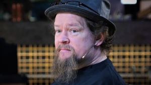 Ville Haapasalo istuu Tampereen G-Livelabillä Perjantai-ohjelman vieraana.