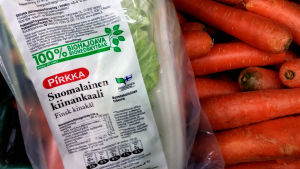 Muutamat Pirkka-vihannekset pakataan hengittävään kalvoon. Pirkka-kiinankaalia biohajoava kalvo eli pakkaus