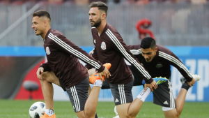 Javier Hernandez, Miguel Layun och Rafael Marque visar prov på sin vighet under ett träningspass. Javier Hernandez, Miguel Layun och Rafael Marque visar prov på sin vighet under ett träningspass.