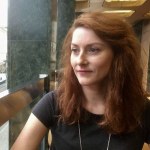 Kateřina Cidlinská tittar ut genom fönstret mot sin arbetsplats. "Unga akademiker vet inte alltid att de behandlas illa. Det tror att de har en ärlig chans bara de gör väl i från sig." Kateřina Cidlinská tittar ut genom fönstret mot gatan i Prag.