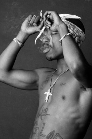 Rapparen Tupac Shakur som blev ihjälskjuten i september 1996. Bild på rapparen Tupac.