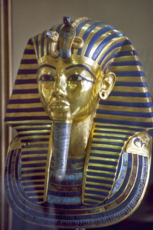 Farao Tutankhamons dödsmask var en av de dyrgripar som man hittade i hans grav. Fara Tutankhamos dödsmask