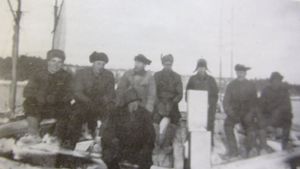 Träskutan Lyra byggd på Kitö i Sibbo, bild ur Per-Gustaf Wickholms bok "Skutor i Sibbo under 1900-talet". Från vänster Göran Sundberg, Helge Johansson, Hugo Sundström, Gunnar Hassel, Ossi Hassel, Emil Åberg, Arne Sundström och framför Karl Johansson Träskutan Lyra byggd på Kitö i Sibbo, bild ur Per-Gustaf Wickholms bok "Skutor i Sibbo under 1900-talet". Från vänster Göran Sundberg, Helge Johansson, Hugo Sundström, Gunnar Hassel, Ossi Hassel, Emil Åberg, Arne Sundström och framför Karl Johansson, sa