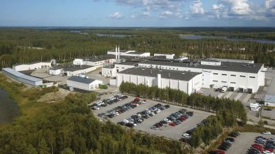 Ett fabriksområde fotograferat från luften.
