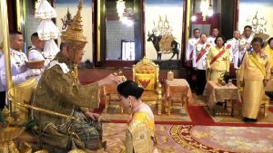 Kungen kröner sin fru till drottning. Thailands kung kröner sin drottning under festlig ceremoni.