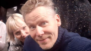 Tero Saarisen ottama selfie Marista ja itsestään Loopit-esityksen harjoitusten yhteydessä 2021. Tanssijat Mari Rosendahl ja Tero Saarinen selfiessä.