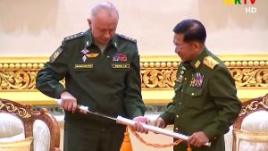 Statlig tv visade på fredagen hur Rysslands utrikesminister Alexander Fomin fick ta emot en gåva, ett svärd, av juntaledaren Min Aung Hlaing. Statlig tv visade på fredagen hur Rysslands utrikesminister Alexander fick ta emot en gåva, ett svärd, av juntaledaren Min Aung Hlaing.