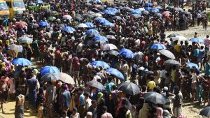 Rohingyer i matkö i flyktinglägret Balukhali nära byn Gumdhum i södra Bangladesh på måndagen 25.9.2017. Rohingyer i matkö i flyktinglägret Balukhali nära byn Gumdhum i södra Bangladesh på måndagen 25.9.2017.