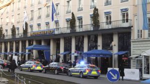 Konferensen ordnas på Bayerischer Hof. Polis utanför konferens i Tysklandhotell.