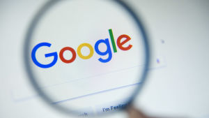 Bland annat Google har undvikit skatter genom strategisk placering av sitt europeiska högkvarter, menar Macron-administrationen i Frankrike. En bild på Googles logo.