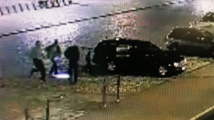 Polisen söker de personer samt den bil som syns på en bild från övervakningskameran i närheten av järnvägsstationen. bild från övervakningskamera på allvarlig knivhuggning i Åbo centrum.