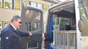 Leif Lindman har en invalidanpassad bil. Då han förde en kund till sjukhuset fick han genast en ny kund. Kunden var rullstolsburen och hade fått vänta på taxi i en timme. Leif Lindman vid sin taxibil.