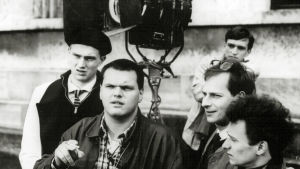 Filmgruppen som Hermann bekantar sig med. I centrum gruppens centralfigur Reinhard, spelad av Laszlo I Kish. Scen ur tv-serien Heimat.