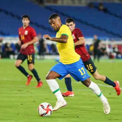 Brasiliens Malcom avancerar med bollen under finalen mot Spanien.