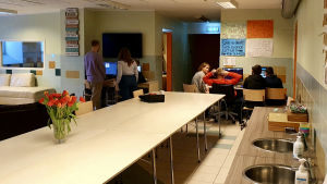 Barn, i det här fallet unga tonåringar, gör läxor tillsammans med pedagoger och volontärer. De här barnen bor på barnhemmet, men de barn som brukar komma till dagcentret här efter skolan får inte komma hit så länge nuvarande restriktioner gäller. Barn på Bethelkyrkans socialcenter i Tallinn gör läxor tillsammans med socialpedagoger och volontärer.