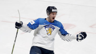 Anton Lundell firar mål.