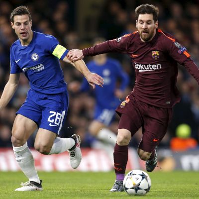 Lionel Messi kämpar om bollen med Cesar Azpilicueta
