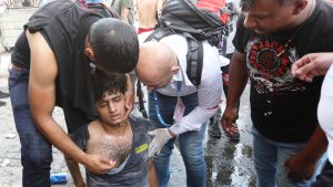 En skadad demonstrant får första hjälp i närheten av Tahrirtorget i Bagdad En skadad demonstrant får första hjälp i närheten av Tahrirtorget i Bagdad