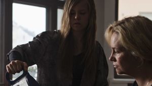 Kortfilmen Vårfesten som bygger på Eva-Maria Koskinens manus är en av vinnarna i Kortfilm 2017. En flicka häller kaffe i en kvinnas, sin mors, mugg vid ett frukostbord.